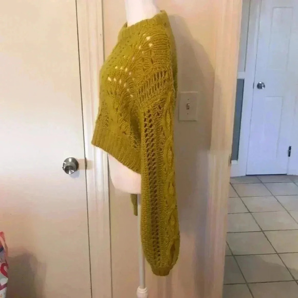 Urban Outfitters Gold Crew Neck Sweater with Elegant Knit Design - Picture 3 of 7